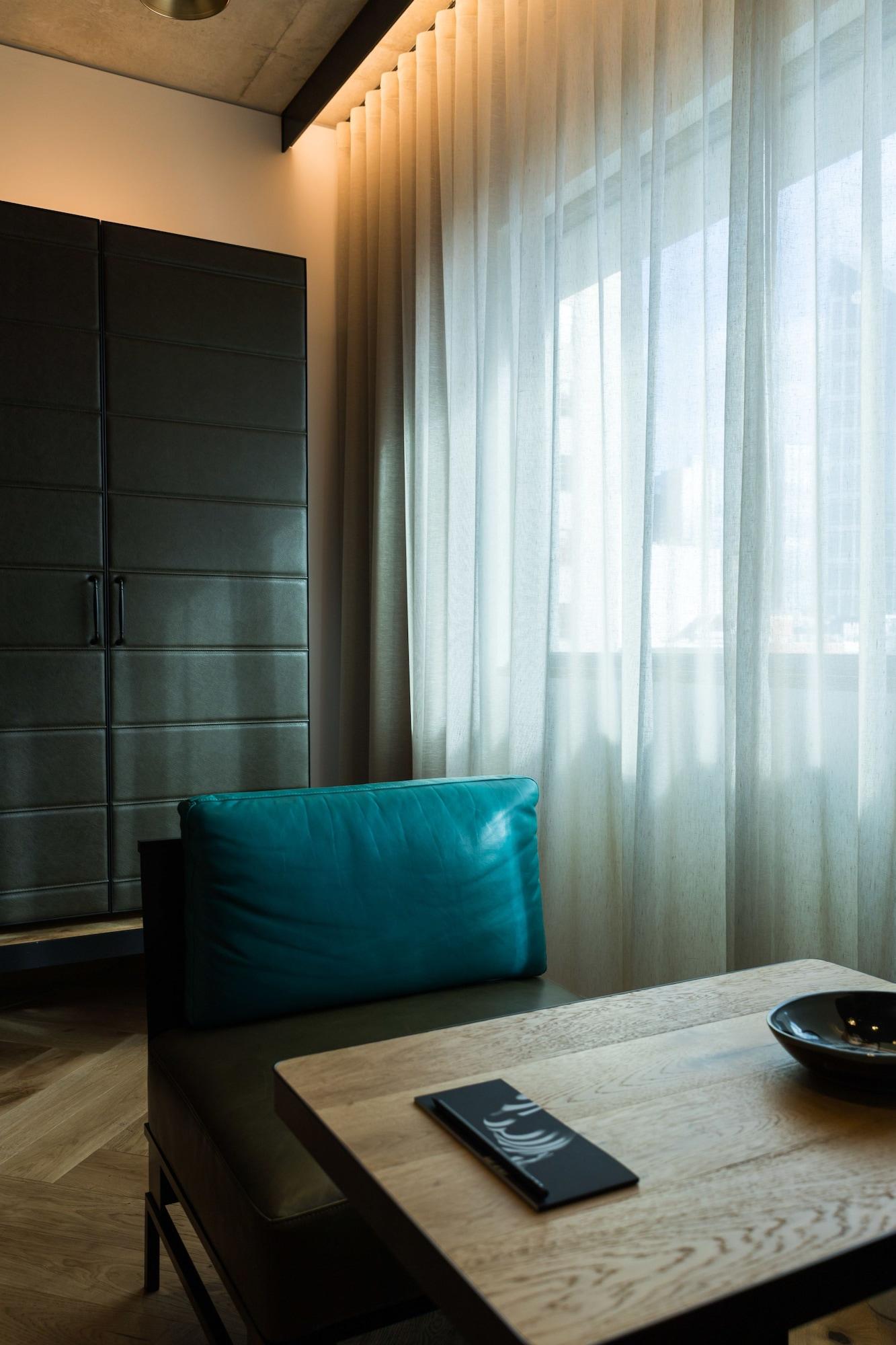Qt Melbourne Hotel Eksteriør billede A sheer curtain