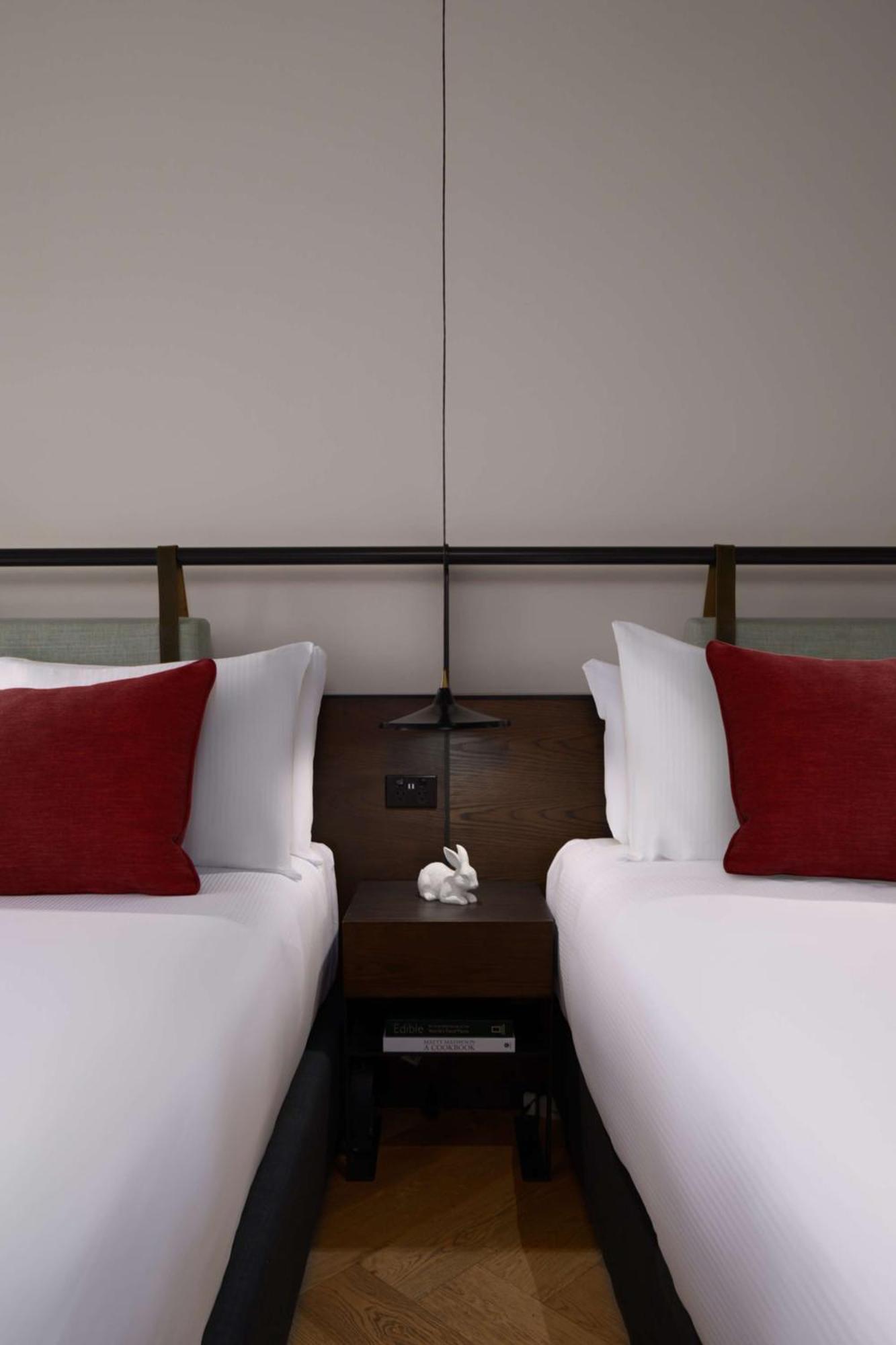 Qt Melbourne Hotel Eksteriør billede A bed with a nightstand