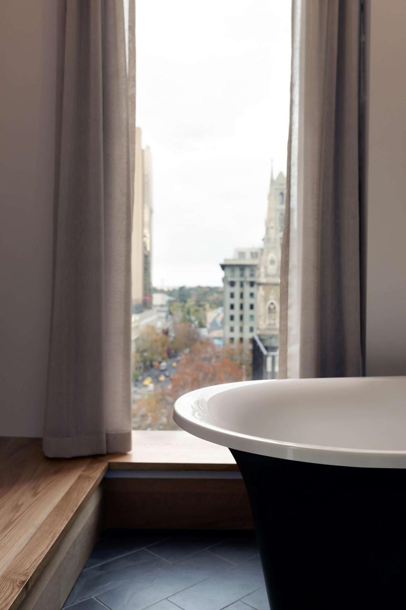 Qt Melbourne Hotel Eksteriør billede A view of the city from a room at the hotel