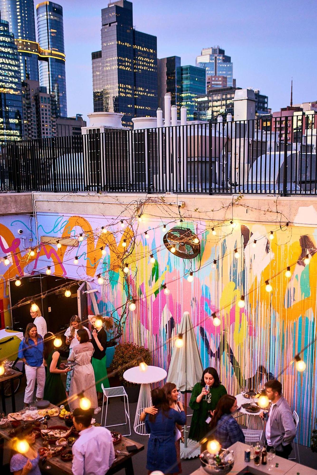 Qt Melbourne Hotel Eksteriør billede The courtyard at the 2018 edition of the festival