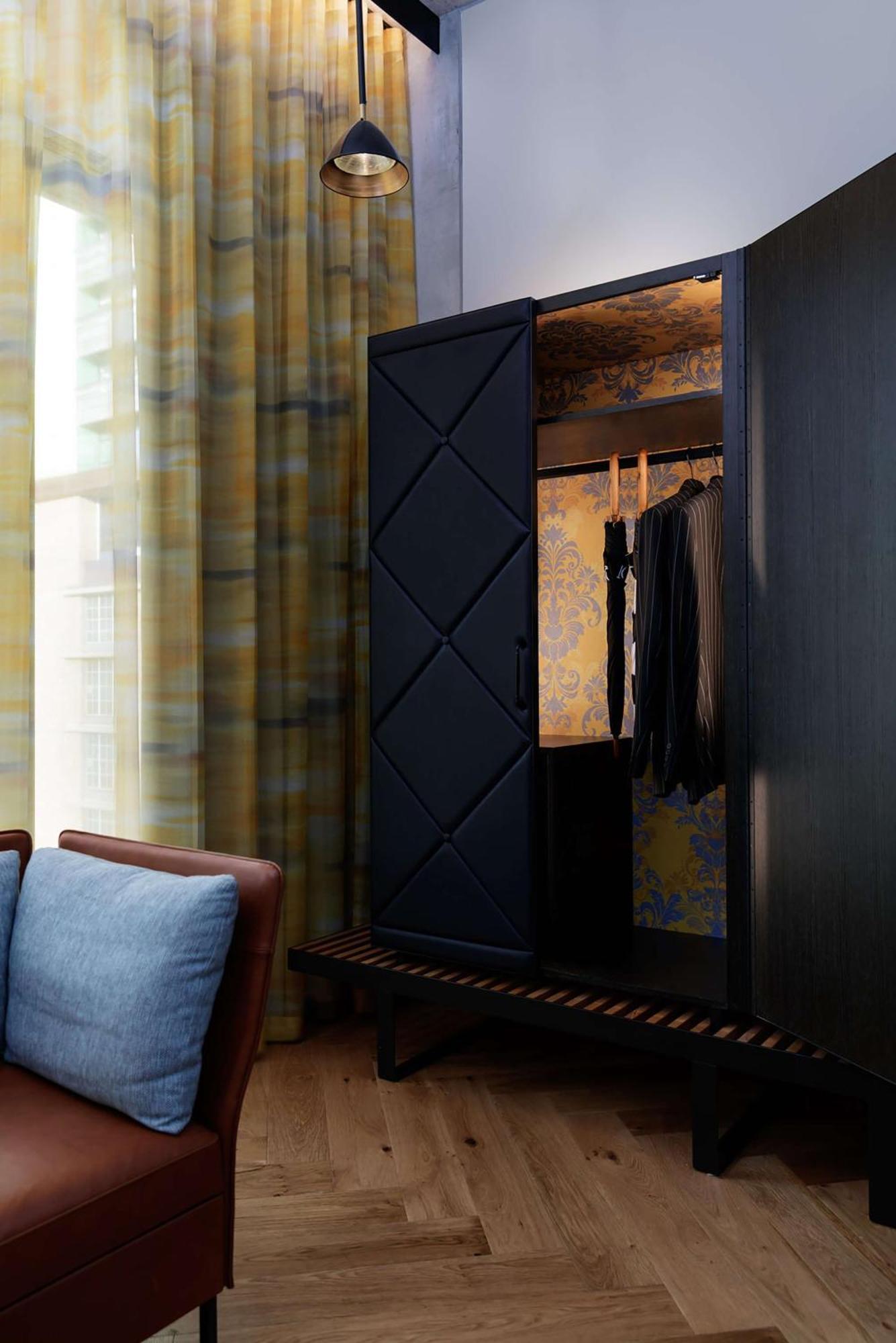 Qt Melbourne Hotel Eksteriør billede A wardrobe