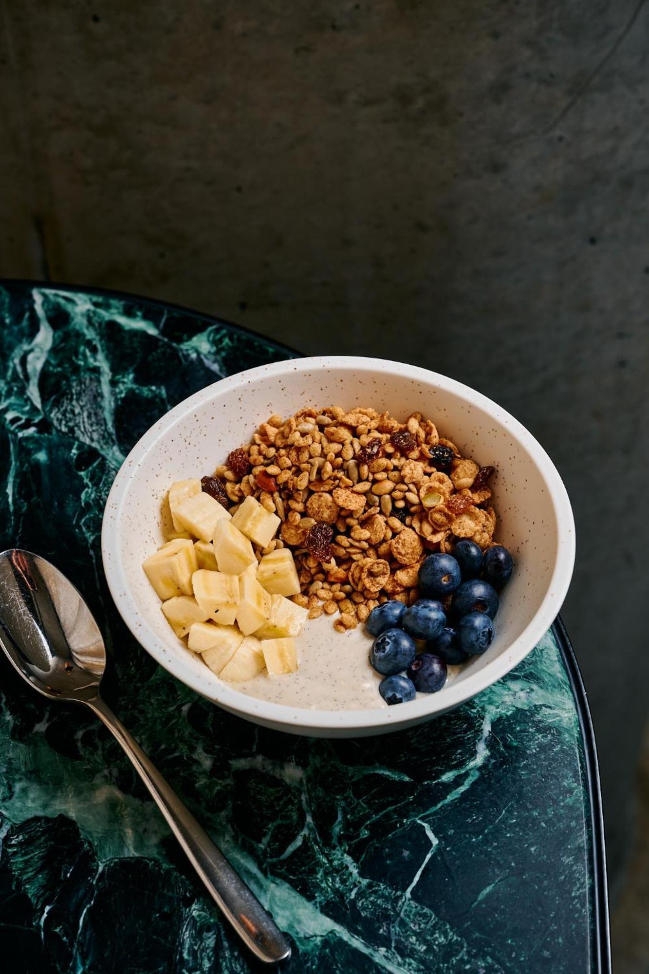 Qt Melbourne Hotel Eksteriør billede Müsli with fruit and yoghurt